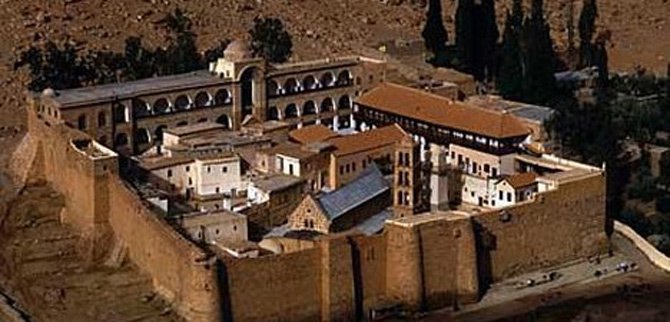 Tu viện Saint Catherine: Tu viện Saint Catherine được xây dựng ở chân núi Moses hay còn gọi là núi Sinai vào khoảng thời gian từ năm 527 đến năm 565 dưới triều đại của Hoàng đế Justinian. Là một bảo tàng nghệ thuật vô giá từ thế kỷ thứ 6 không chỉ của Ai Cập mà còn của thế giới.